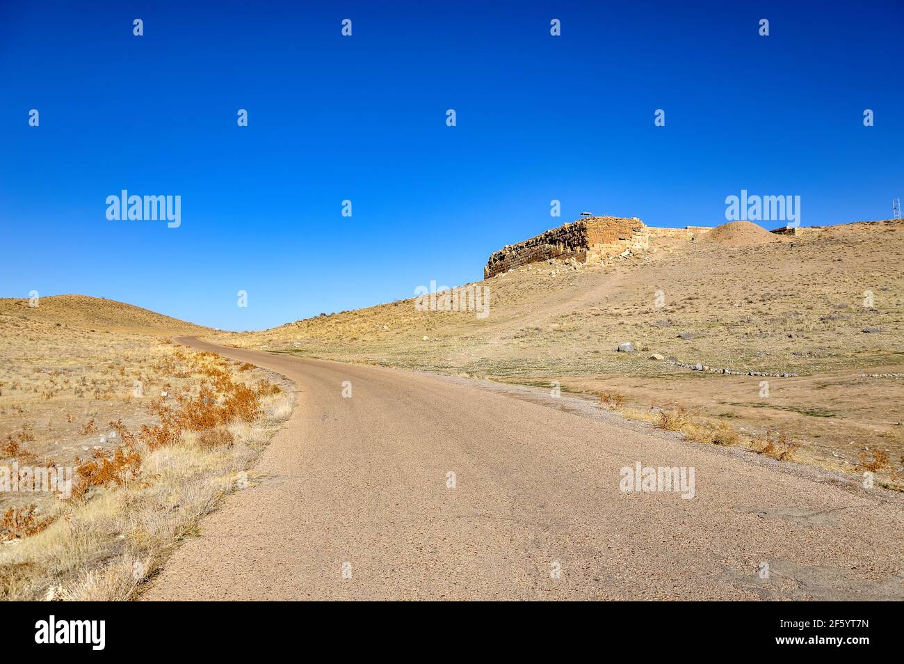 Tall-e Takht, ou la colline du trône, également connue sous le nom de trône de la mère de Salomon, située à Pasargadae, en Iran Banque D'Images