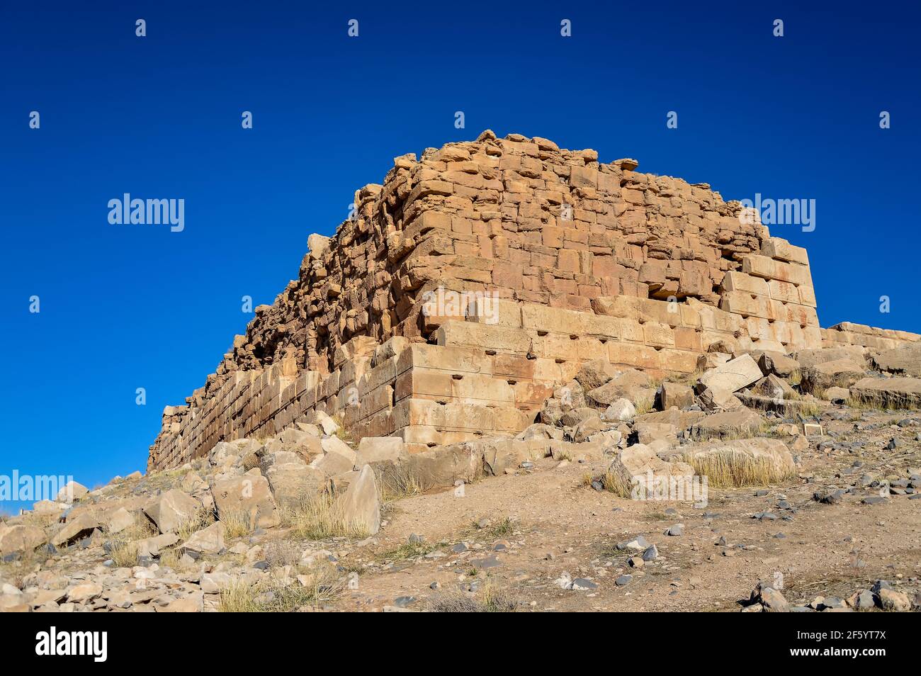 Tall-e Takht, la colline du trône, ou le trône de Salomon, une citadelle  située à Pasargadae en Iran Photo Stock - Alamy