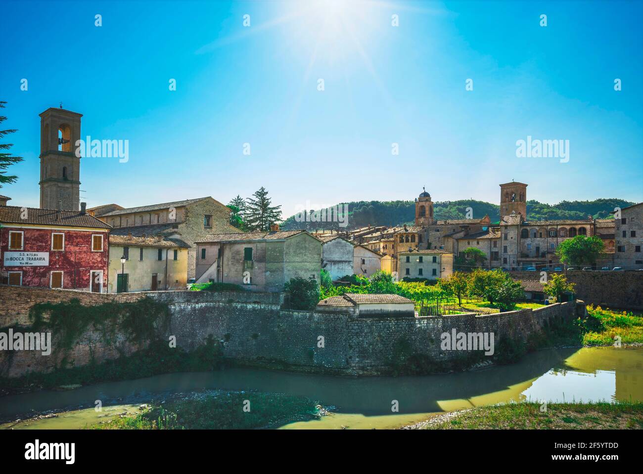 Sant'Angelo dans le village de Vado et la rivière Metauro. Région des Marches, Italie, Europe. Banque D'Images