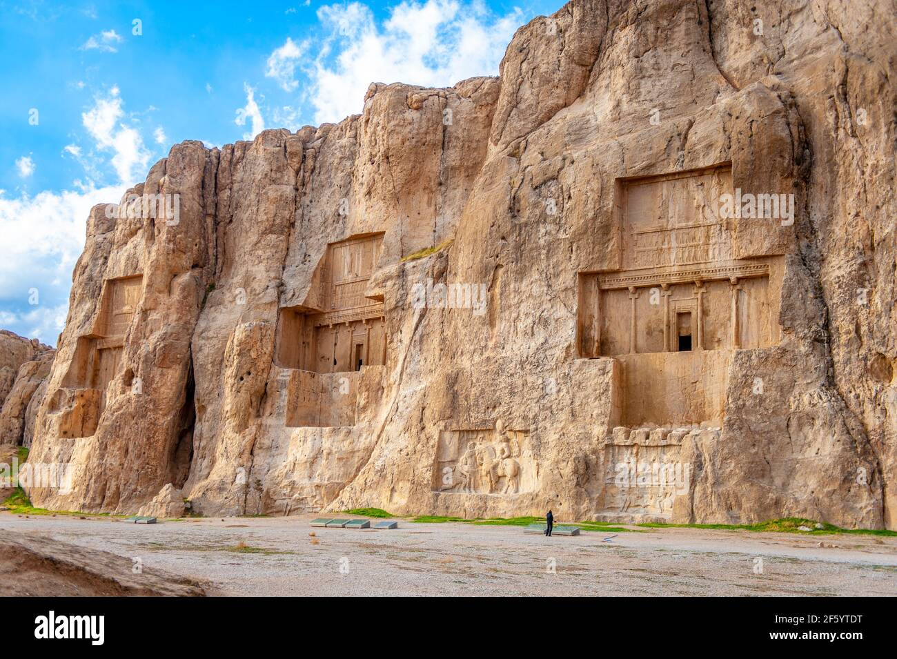 Naqsh-e Rostam, une ancienne nécropole avec des tombes de grands rois persans située près de Persepolis en Iran Banque D'Images