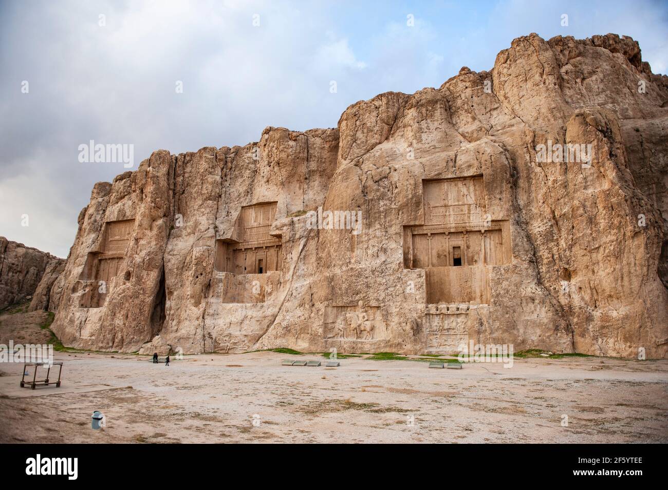 La nécropole antique de Naqsh-e Rostam avec des tombeaux des rois d'Achaemenid, située près de Persepolis en Iran Banque D'Images