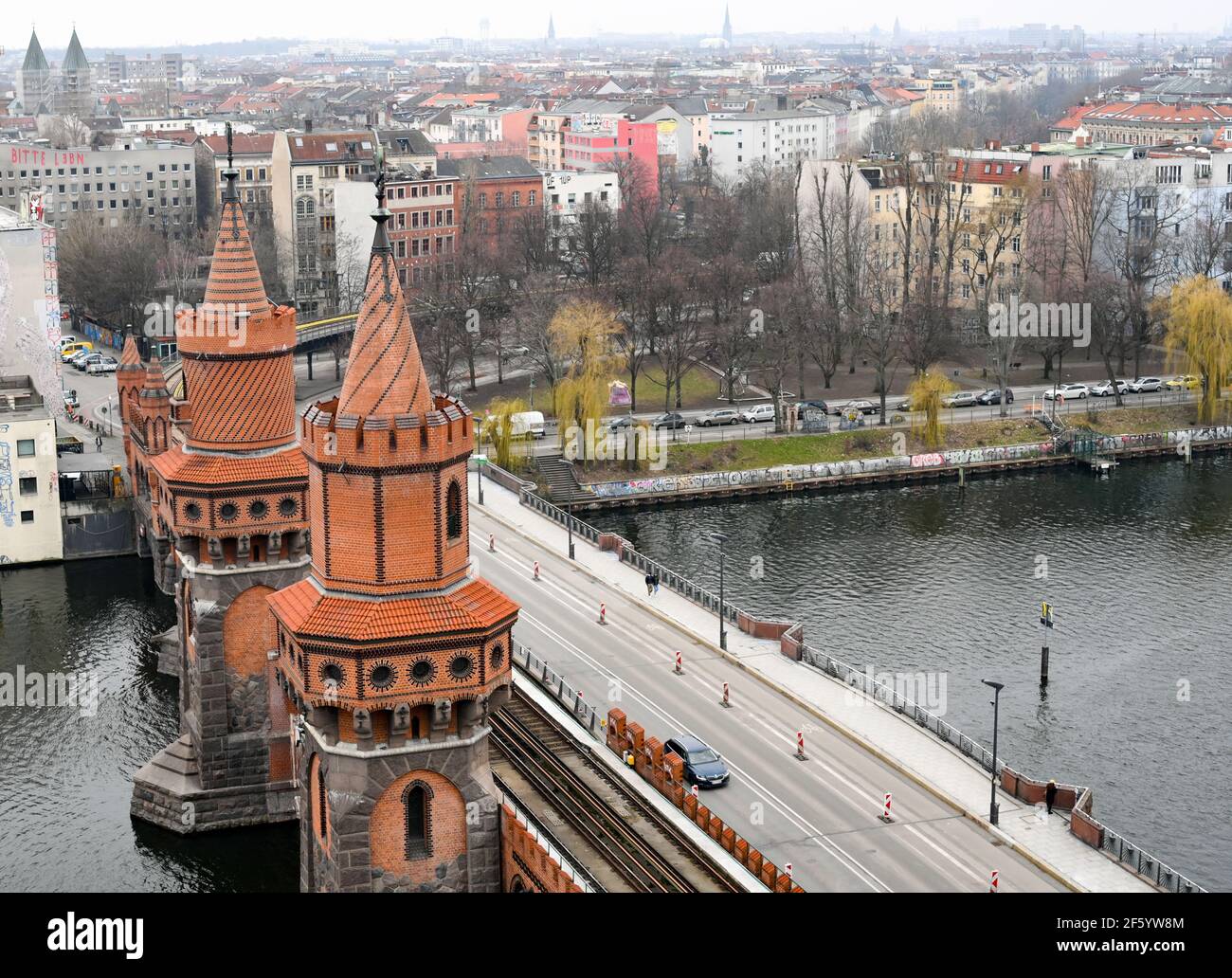 Berlin, Allemagne. 24 mars 2021. Vue sur les tours de l'Oberbaumbrücke sur la Spree et Kreuzberg. Credit: Jens Kalaene/dpa-Zentralbild/ZB/dpa/Alay Live News Banque D'Images
