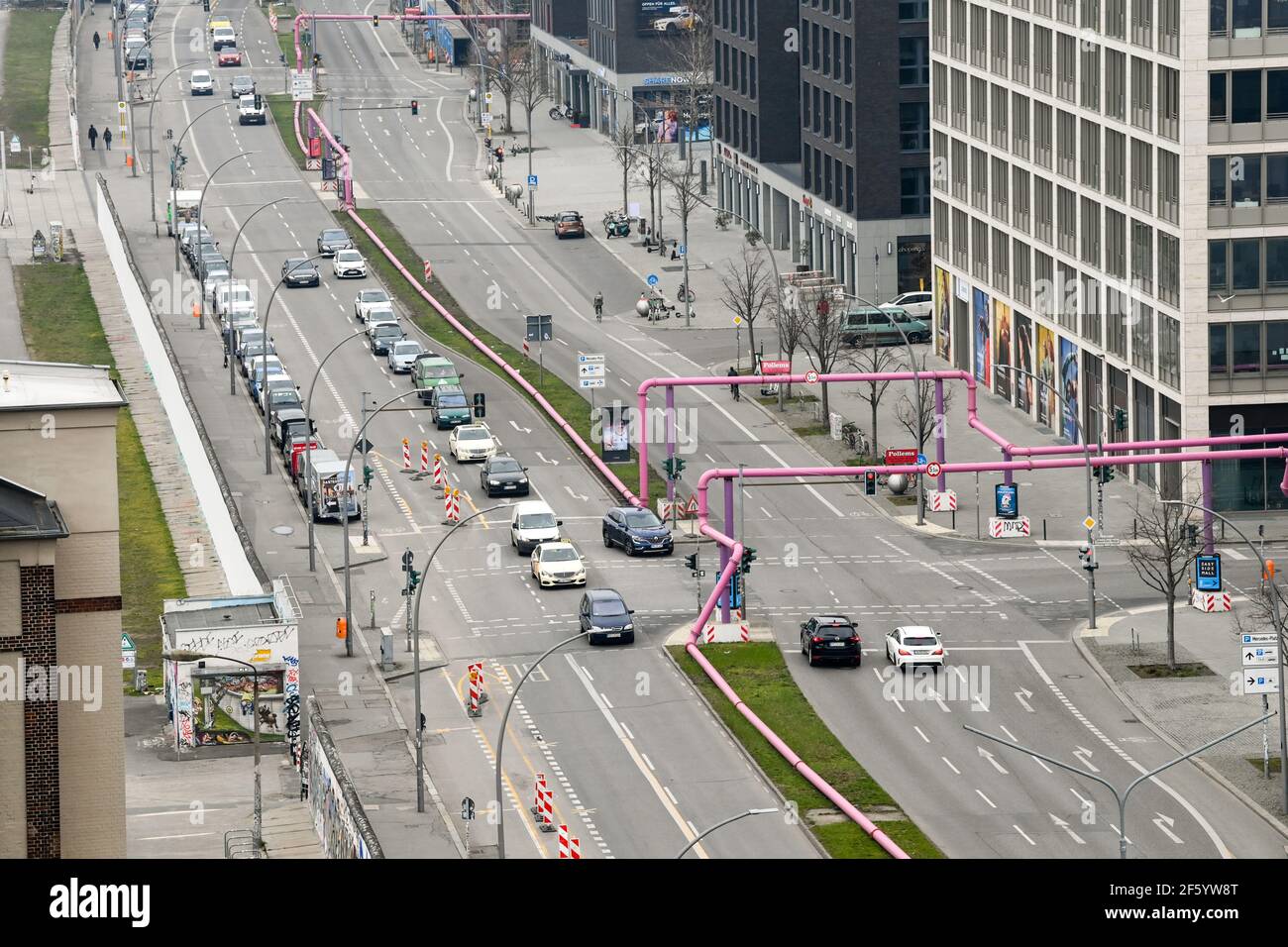 Berlin, Allemagne. 24 mars 2021. Vue sur Mühlenstraße à la galerie East Side de Friedrichshain. Credit: Jens Kalaene/dpa-Zentralbild/ZB/dpa/Alay Live News Banque D'Images