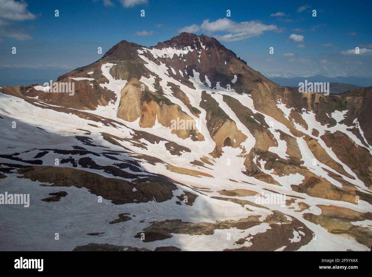 Cratère enneigé du mont Aragats et de son sommet nord. Aragats est la plus haute montagne d'Arménie. Banque D'Images