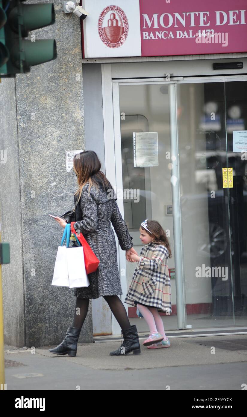 Milan, Italie. 26 mars 2021. Milan, Cecilia Capriotti et sa fille Maria Isabelle dans le centre pour faire du shopping Cecilia Capriotti a surpris de se promener dans les rues du centre avec sa fille Maria Isabelle, née de la relation avec sa partenaire Gianluca Mobilia. Après avoir fait du shopping dans quelques mégozi ouverts, Cecilia Capriotti entre dans une banque et part après environ une demi-heure, puis après une vérification de maquillage et de prendre des photos de sa fille, elle retourne à la maison. SERVICE EXCLUSIF crédit: Agence de photo indépendante/Alamy Live News Banque D'Images