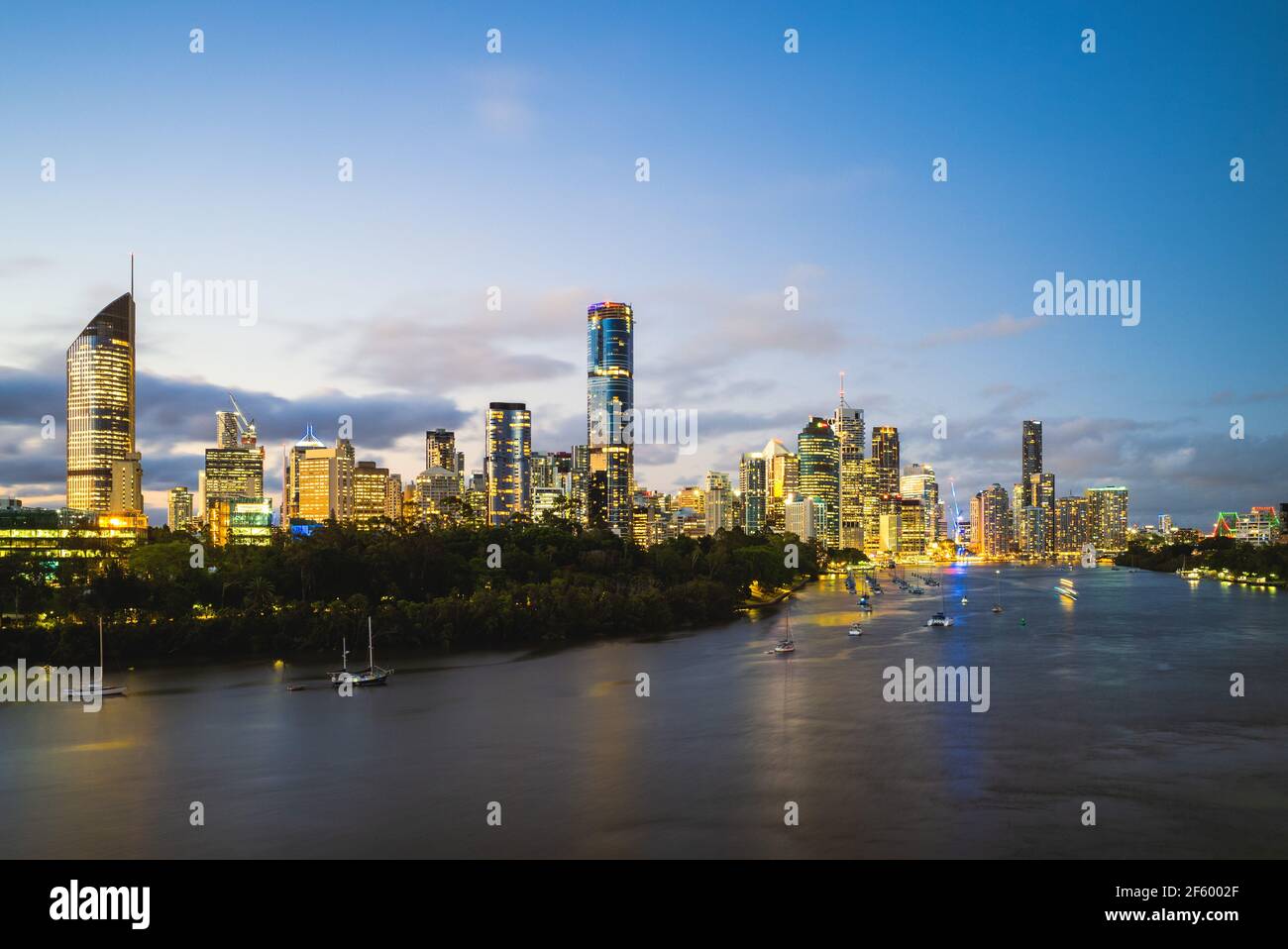 Horizon de Brisbane au bord de la rivière brisbane la nuit, capitale du Queensland, Australie Banque D'Images
