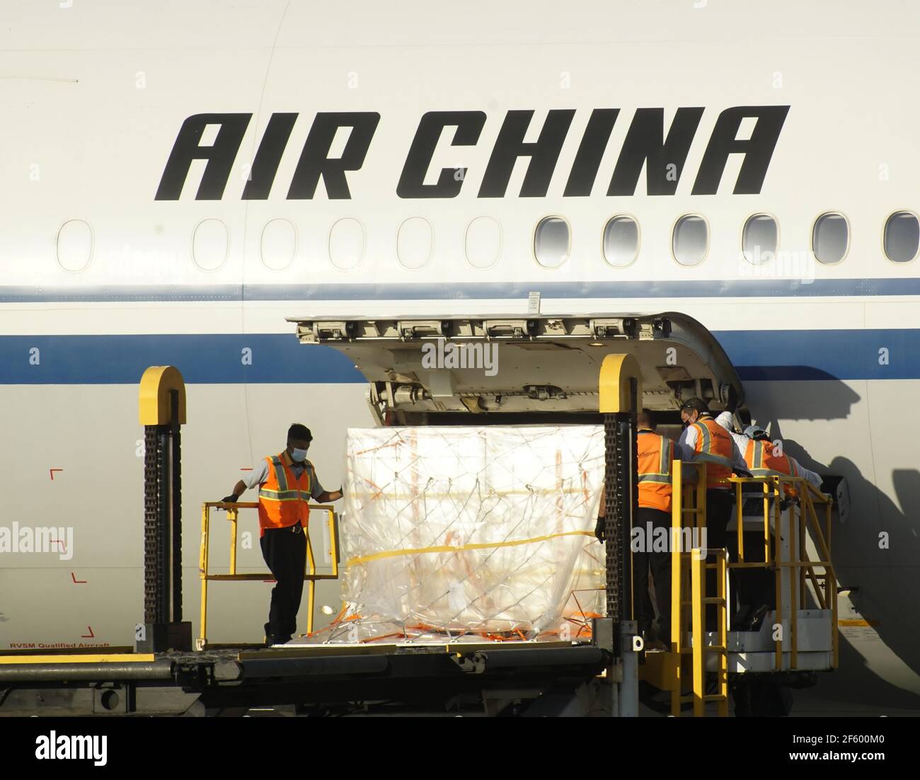 La Paz, El Salvador. 28 mars 2021. Les membres du personnel déchargent les vaccins Sinovac COVID-19 à l'aéroport de San Salvador, à San Salvador, en El Salvador, le 28 mars 2021. Le Salvador a reçu dimanche le premier lot de vaccins COVID-19 de la société pharmaceutique chinoise Sinovac, qui contribuera à accélérer le processus de vaccination dans le pays, ont indiqué les autorités locales. Crédit: Alexander Pena/Xinhua/Alay Live News Banque D'Images