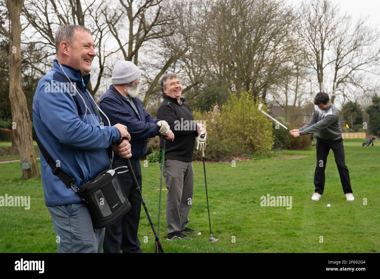 Londres, Royaume-Uni. 29 mars 2021, Londres, Royaume-Uni: David Sheridan, survivant de Covid, Se prépare à partir au parcours de golf de Brant Valley le jour du retour du golf dans le cadre de la feuille de route du gouvernement. M. Sheridan, qui porte toujours une machine à oxygène et surveille ses niveaux d'oxygène, était en soins intensifs pendant un mois avec du Covid-19 et a été libéré le 5 mars. Ancien capitaine au Brent Valley Golf Club, il avait prévu de jouer 18 trous, mais il était accompagné de son frère au cas où il ne pourrait pas terminer le tour. Photo: Roger Garfield/Alay Live News Banque D'Images