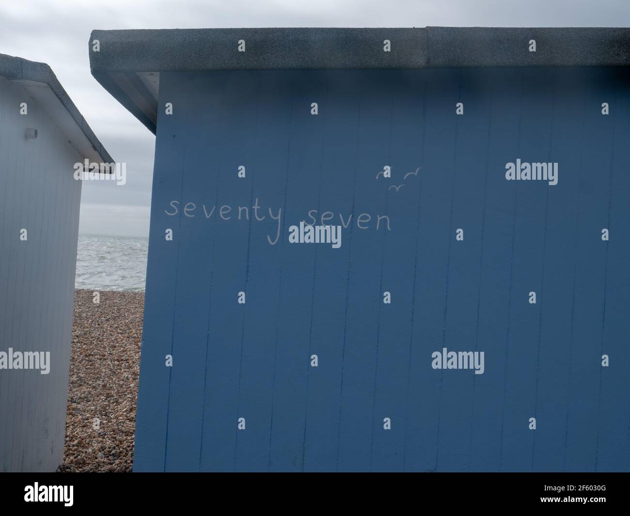 Soixante-dix-sept écrits en lettres sur une hutte de plage bleue. Banque D'Images