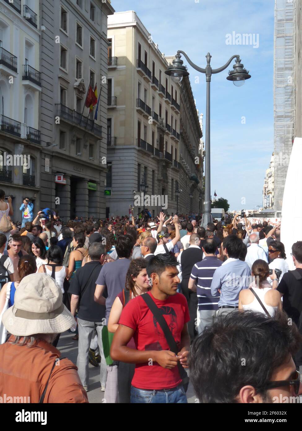 Madrid, Espagne; juin 11 2011. Personnes entrant et quittant la Puerta del sol de Madrid lors des manifestations du mouvement de 15 M. Photographie prise le 11 2011 juin Banque D'Images