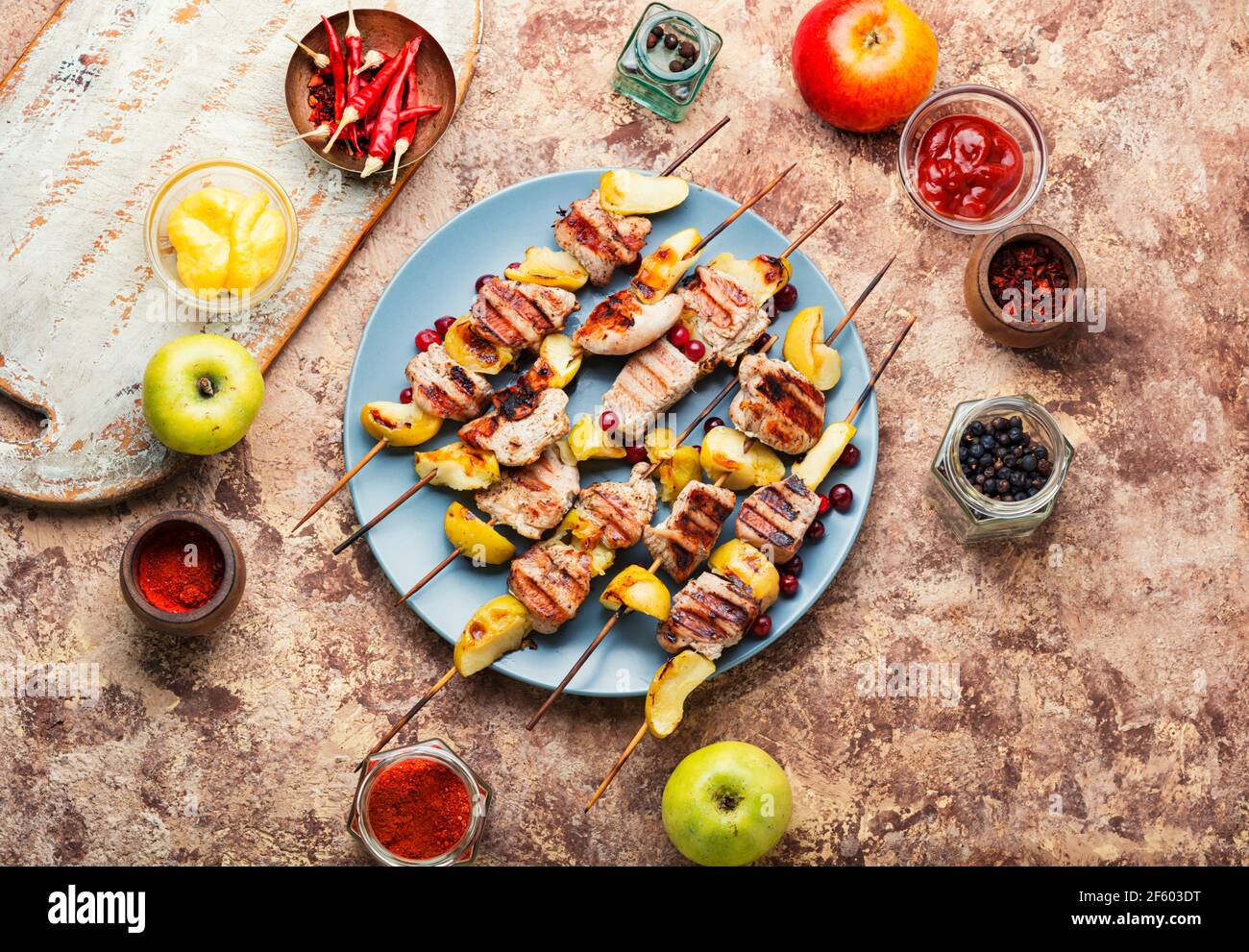 Viande de dinde frite avec pomme sur brochettes en bois.barbecue appétissant. Banque D'Images