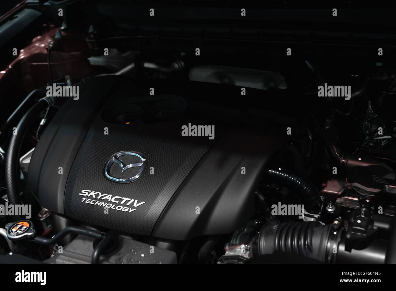 BANGKOK, THAÏLANDE - 29 MARS 2021 : gros plan sur le logo Mazda et le moteur SKYACTIV Technology de la nouvelle Mazda. SKYACTIV est un nom de marque pour une série Banque D'Images