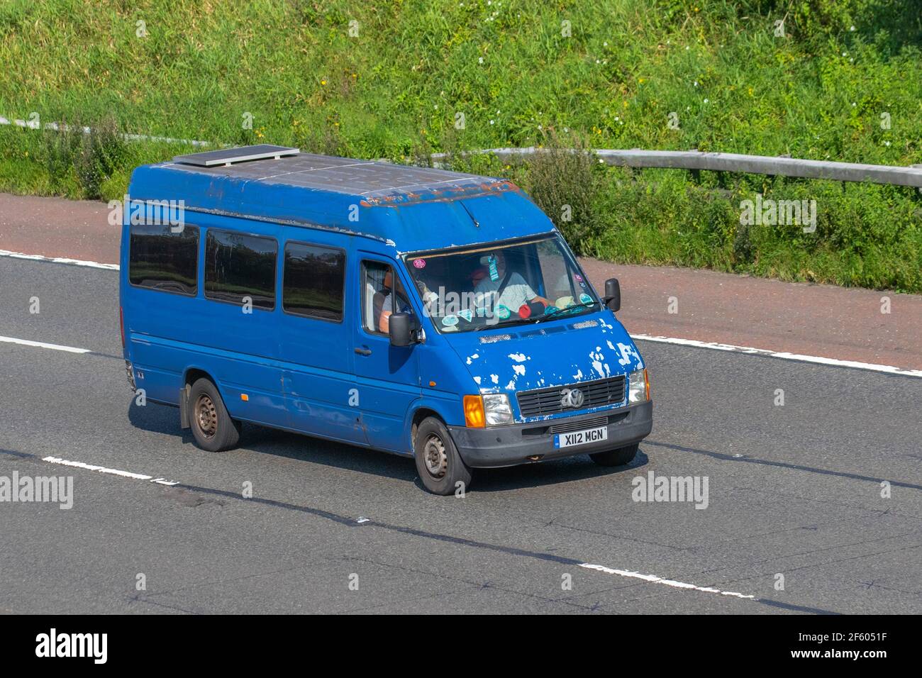 Fourgonnette VW Volkswagen LCV 2459cc diesel 2000 rouillée de couleur bleue ; Banque D'Images