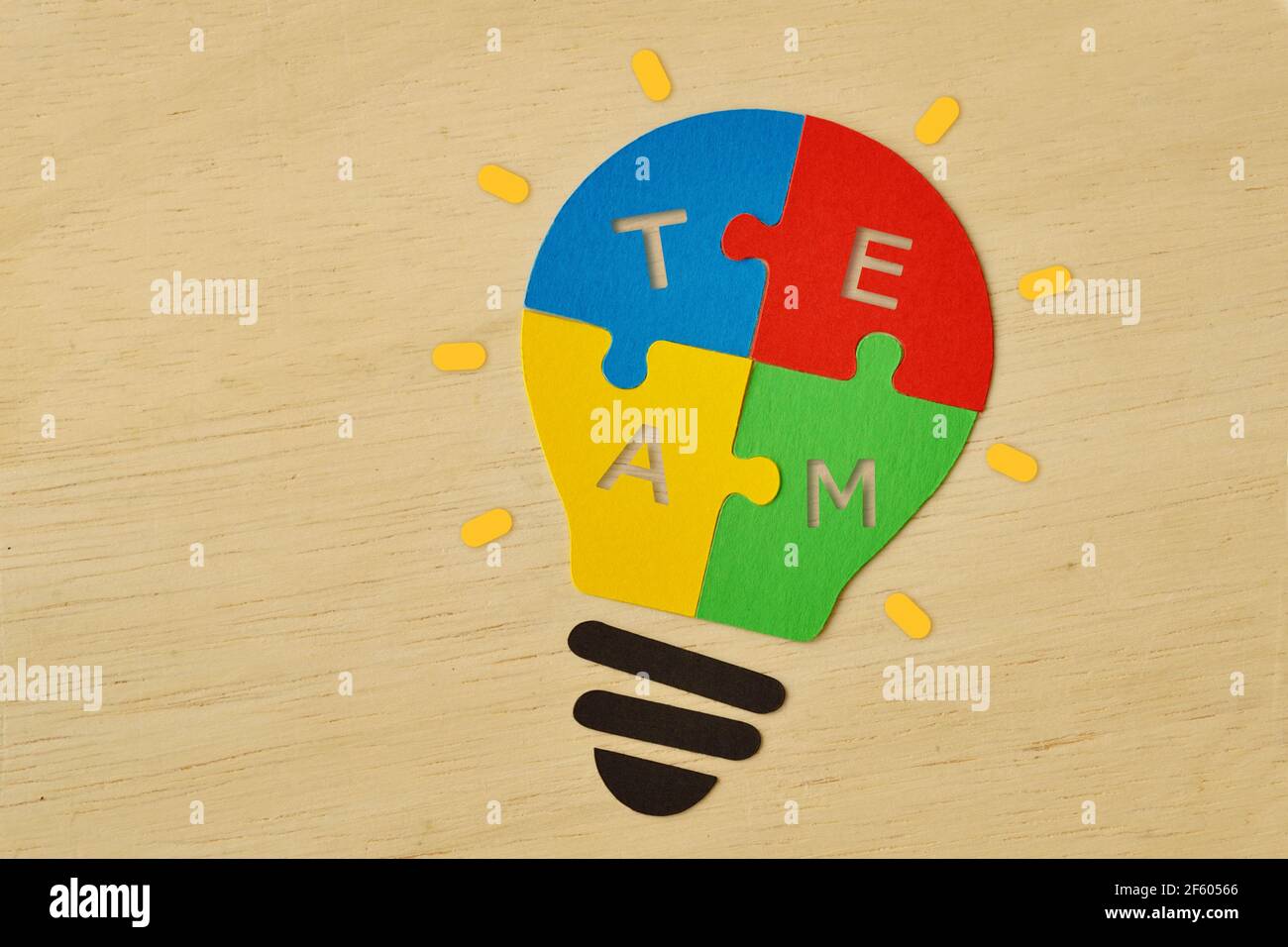 Ampoule en papier composée de pièces de puzzle avec le mot Équipe - concept de travail d'équipe et d'idées créatives Banque D'Images