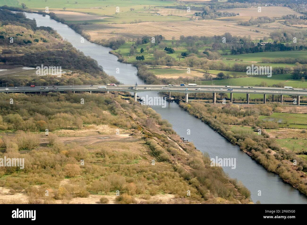 Vue aérienne de l'autoroute M6 Thelwell Viaduct qui traverse le canal de Manchester, à l'est de Warrington, dans le nord-ouest de l'Angleterre, au Royaume-Uni Banque D'Images