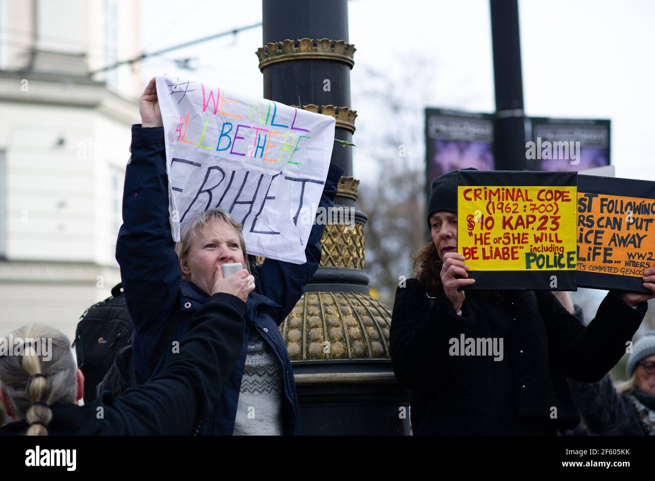 Stockholm, Suède, le 20 mars 2021. Des centaines d'opposants aux restrictions du virus Covid-19 dans un rassemblement non autorisé. Banque D'Images