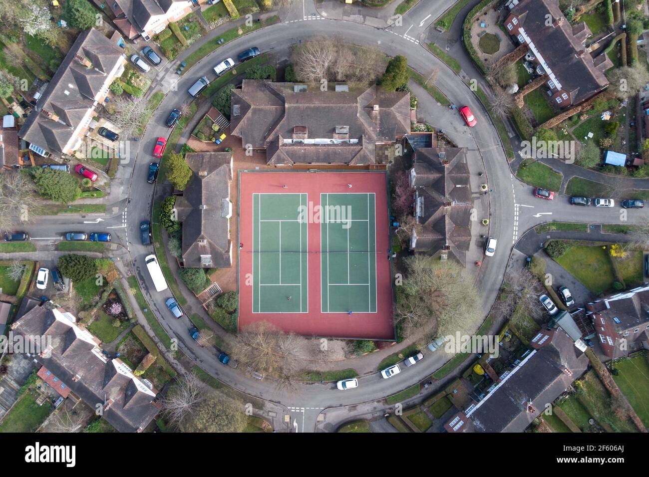 Birmingham, West Midlands, Royaume-Uni. 29 mars 2021. Le Circle Tennis Club à Harborne, Birmingham, Royaume-Uni, est de retour en action alors que diverses restrictions de confinement du coronavirus ont été levées le « Happy Monday ». La règle des 6 a également été introduite, ce qui signifie que plus de gens peuvent se rassembler ensemble à l'extérieur. Pic by Credit : Stop Press MediaAlamy Live News Banque D'Images