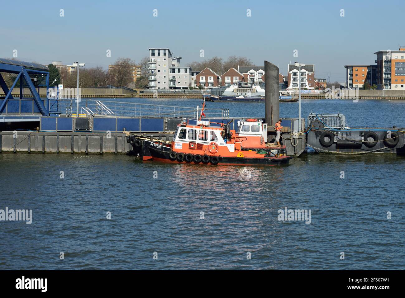 GPS bateau à remorqueurs Felucca, estuaire de la Tamise, Woolwich, Londres, Royaume-Uni Banque D'Images
