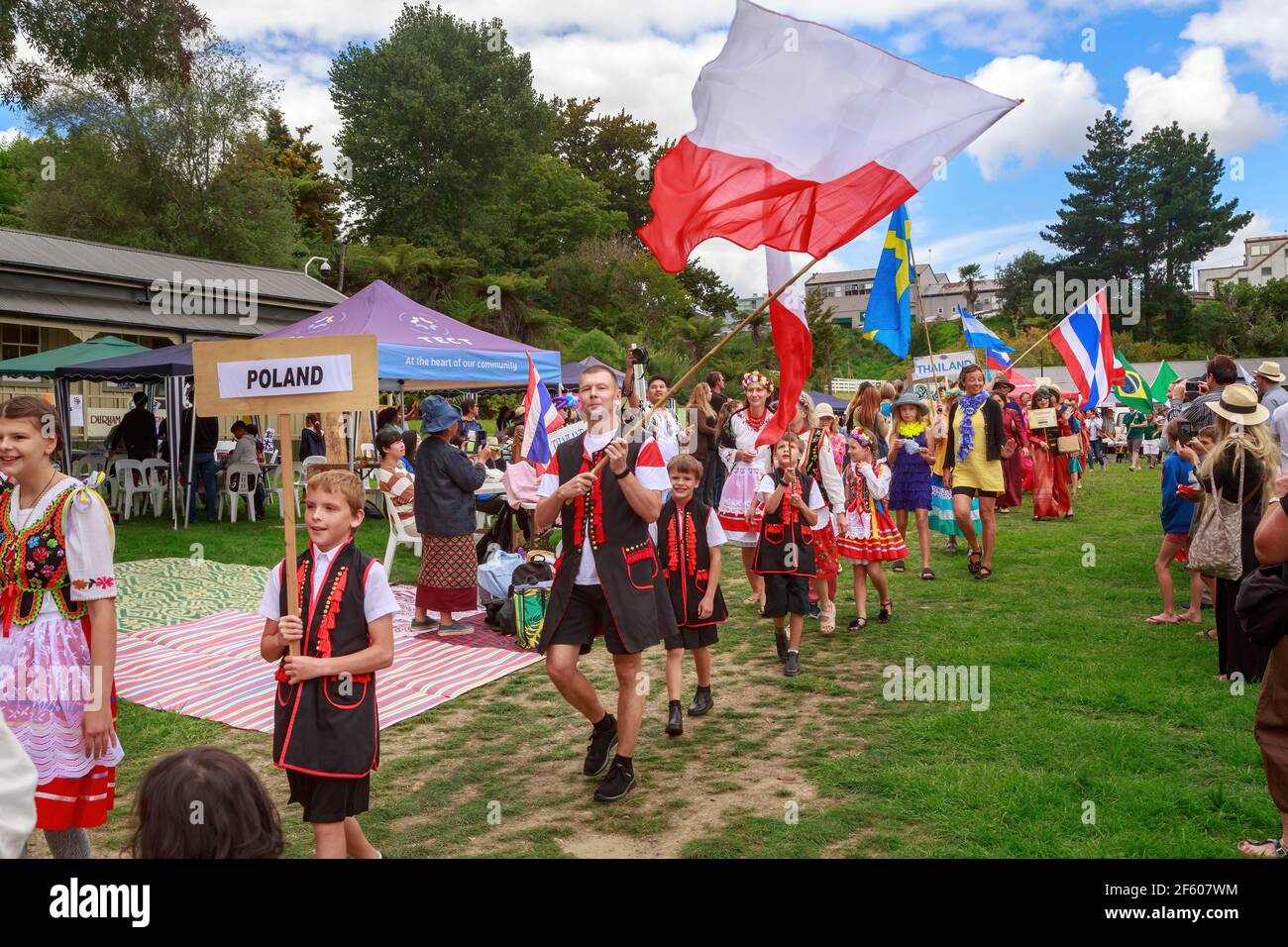 Les Polonais en costume national et le drapeau polonais, défilant dans un festival multiculturel. Tauranga, Nouvelle-Zélande Banque D'Images
