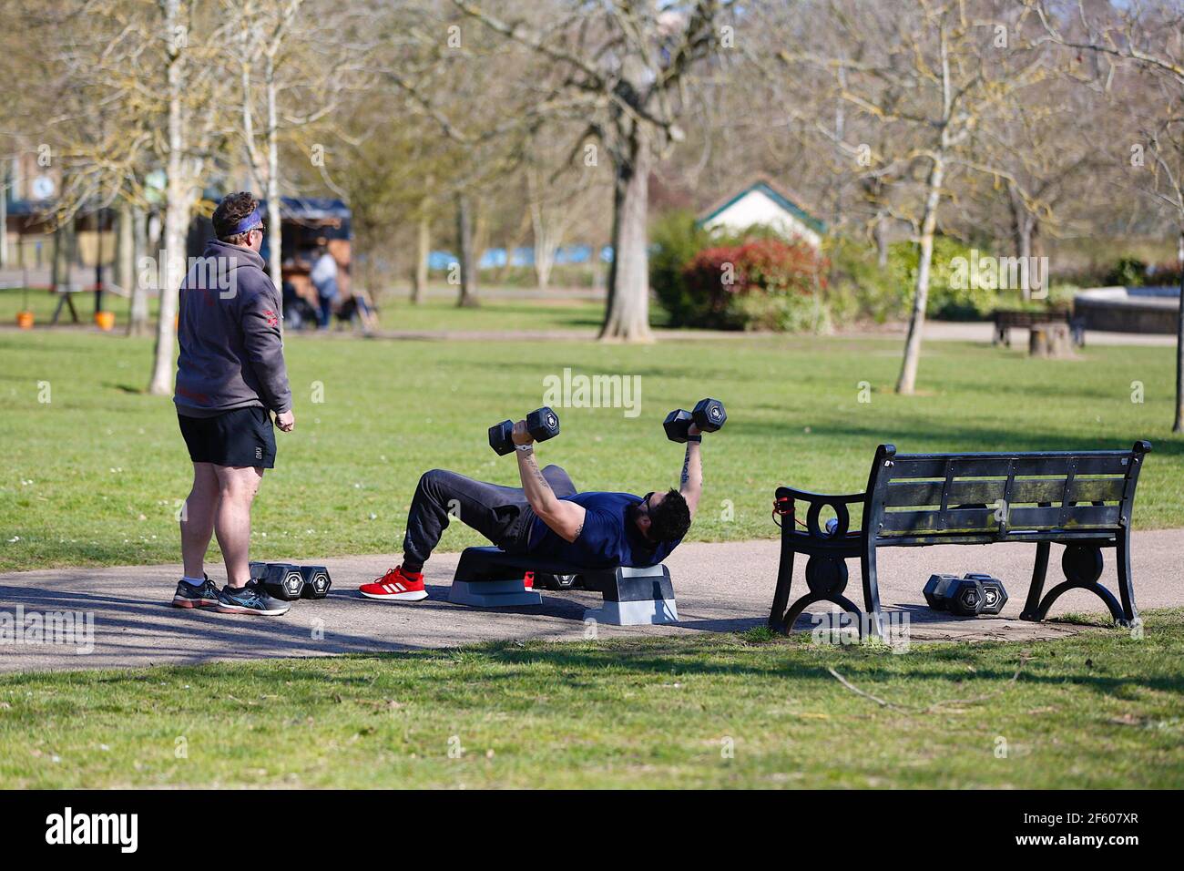 Ashford, Kent, Royaume-Uni. 29 mars 2021. Météo au Royaume-Uni : les résidents d'Ashford profitent du soleil glorieux dans le parc Victoria car certaines restrictions de confinement sont levées aujourd'hui lundi. Les hommes font de l'exercice en levant des poids dans le parc. Crédit photo : Paul Lawrenson /Alay Live News Banque D'Images