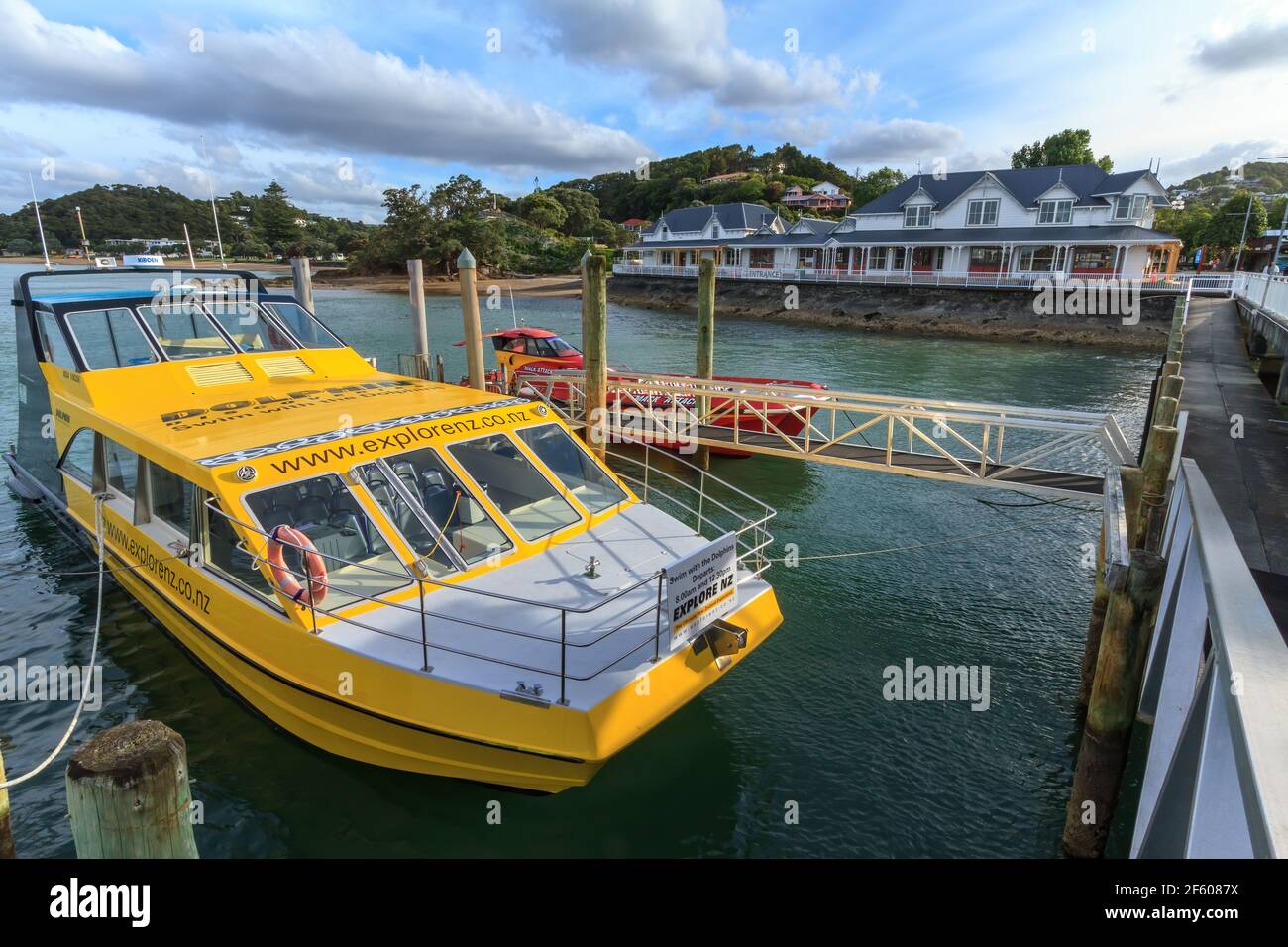 Des bateaux de visite se sont amarrés au quai de Paihia, une ville de vacances dans la baie des îles, en Nouvelle-Zélande. En arrière-plan se trouve le bâtiment maritime historique Banque D'Images