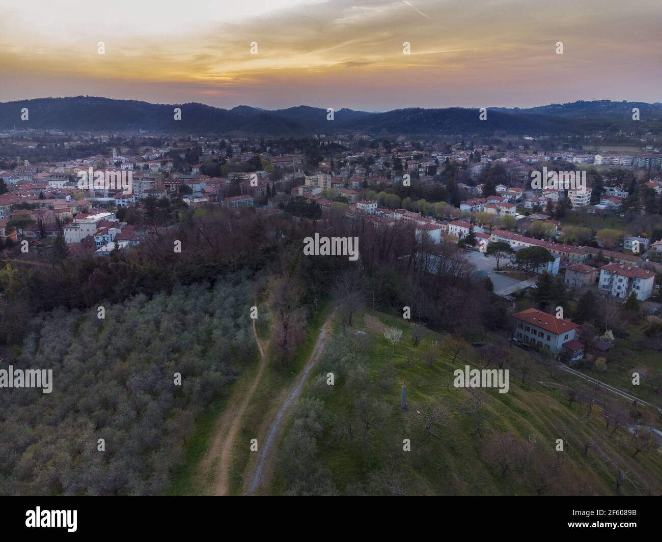 Vue aérienne de Kostanjevica à Gorizia. Drone photo de vue de la partie ouest de la ville frontalière Banque D'Images