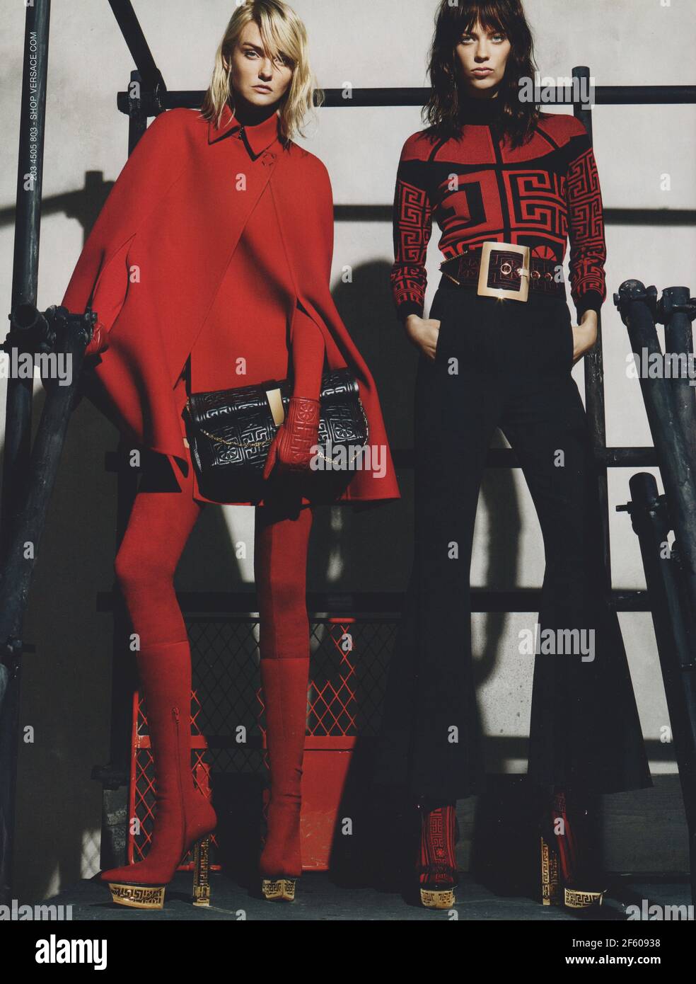 Affiche publicitaire VERSACE avec Caroline Trentini et Lexi Boling dans un magazine papier de 2015 ans, publicité, publicité créative VERSACE 2010 Banque D'Images