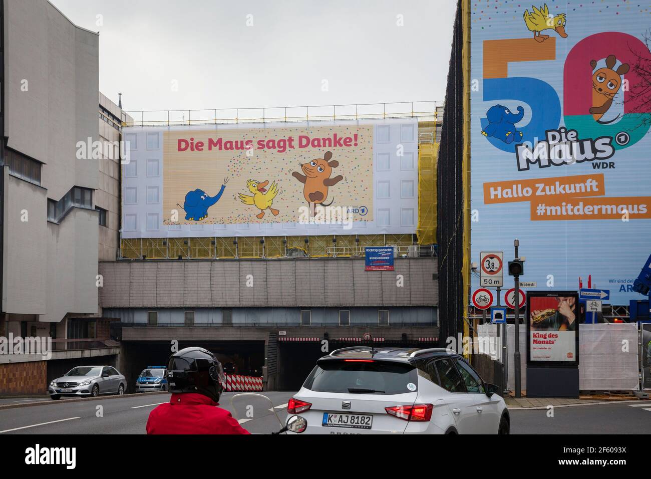 Grandes affiches au Nord-Sued-Fahrt célébrant le 50ème anniversaire de l'émission télévisée Die Sendung mit der Maus, Cologne, Allemagne. grosse Plakate an Banque D'Images