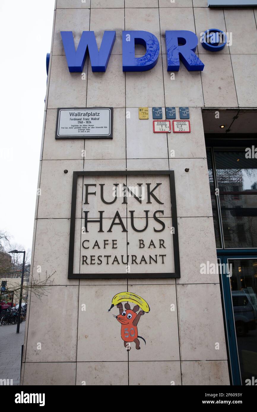 graffiti de la souris célébrant le 50ème anniversaire du programme TV Die Sendung mit der Maus au Cafe Funkhaus am Wallrafplatz, Cologne, Allemagne. Banque D'Images