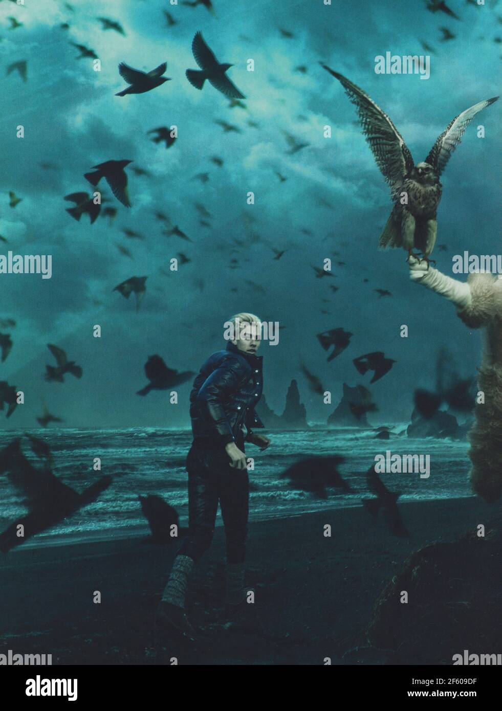 Affiche publicitaire Moncler dans le magazine papier de 2015, publicité, publicité créative Moncler de 2010 Banque D'Images