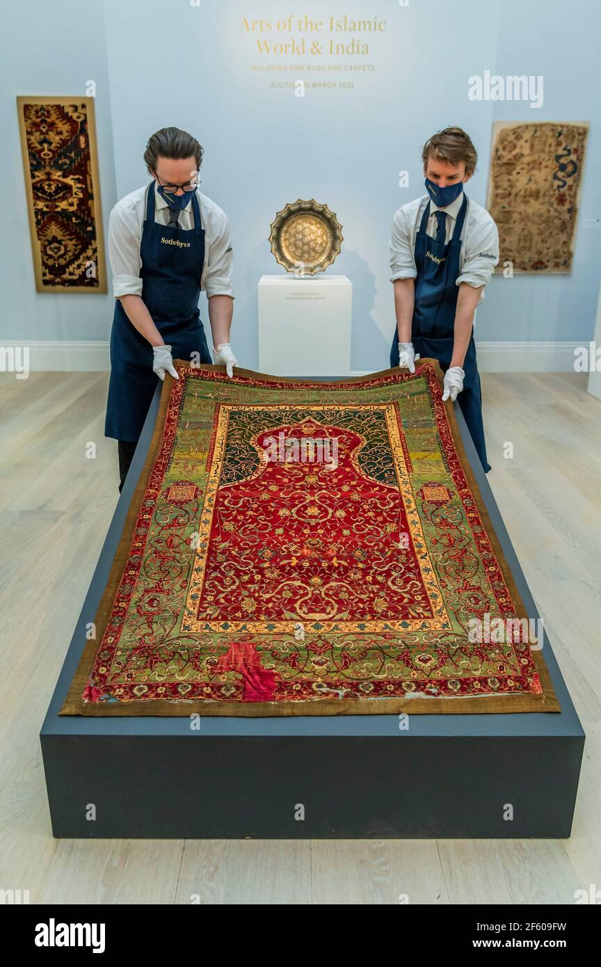 Londres, Royaume-Uni. 29 mars 2021. Un tapis de prière en soie du milieu du  XVIe siècle (est. £300,000-500,000), une commission royale de la cour du  Shah d'Iran Safavide, avec un bassin festonné