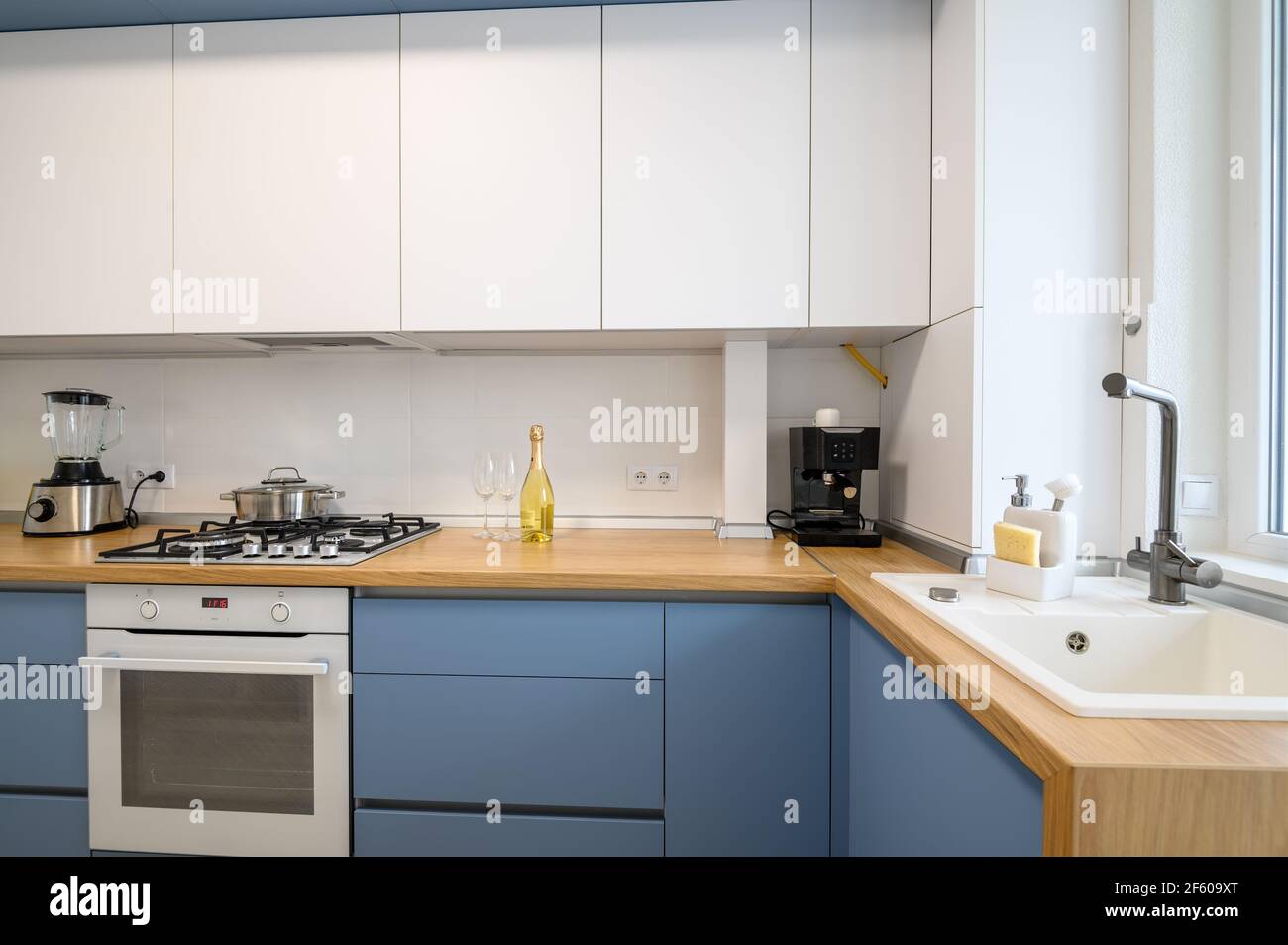 Mobilier moderne bleu sarcelle intérieur de la cuisine Banque D'Images