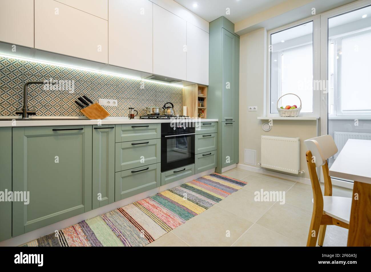 Intérieur de cuisine moderne et confortable, certains tiroirs s'arrachés Banque D'Images