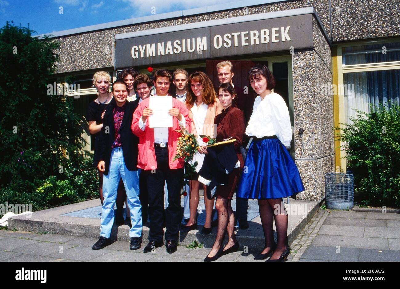 Schauspieler Fabian Harloff (rotes Sakko) chapeau das Abitur am Gymnasium Osterbek à Hambourg, Allemagne 1990. Banque D'Images