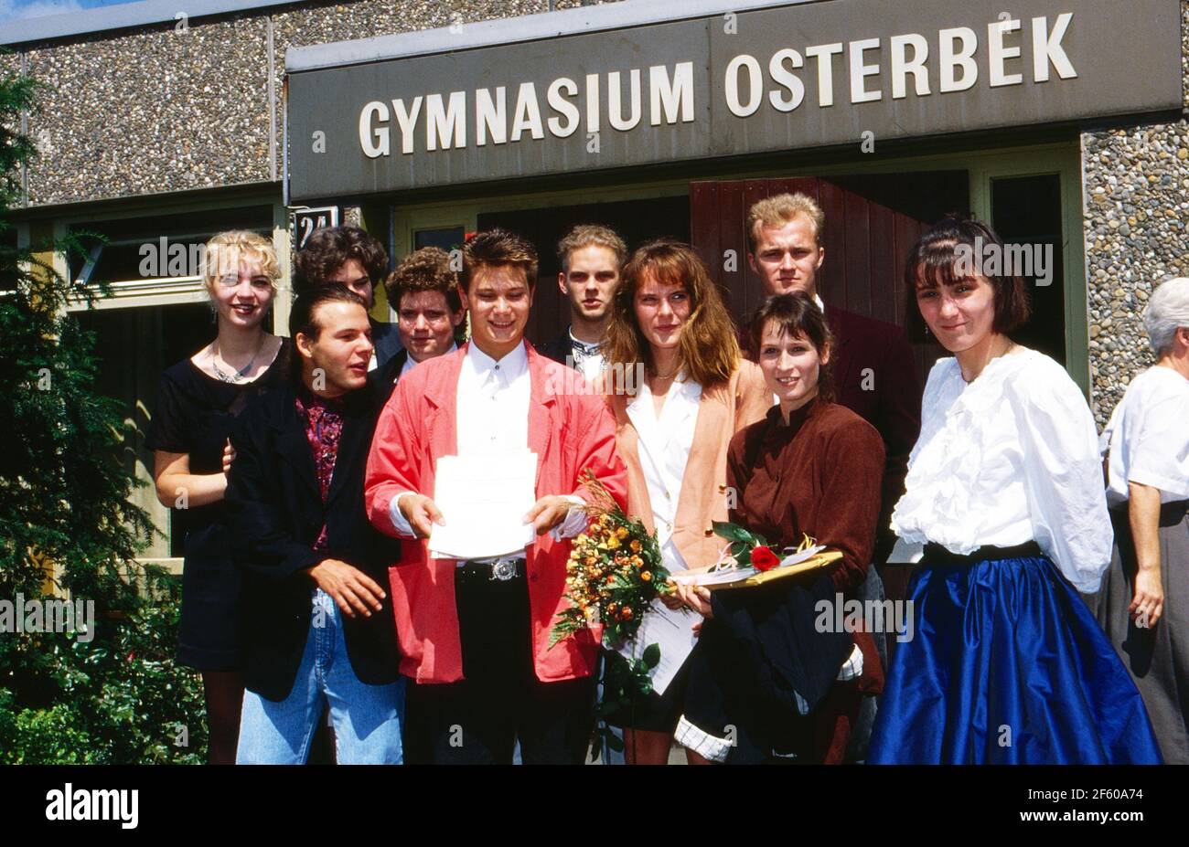 Schauspieler Fabian Harloff (rotes Sakko) chapeau das Abitur am Gymnasium Osterbek à Hambourg, Allemagne 1990. Banque D'Images