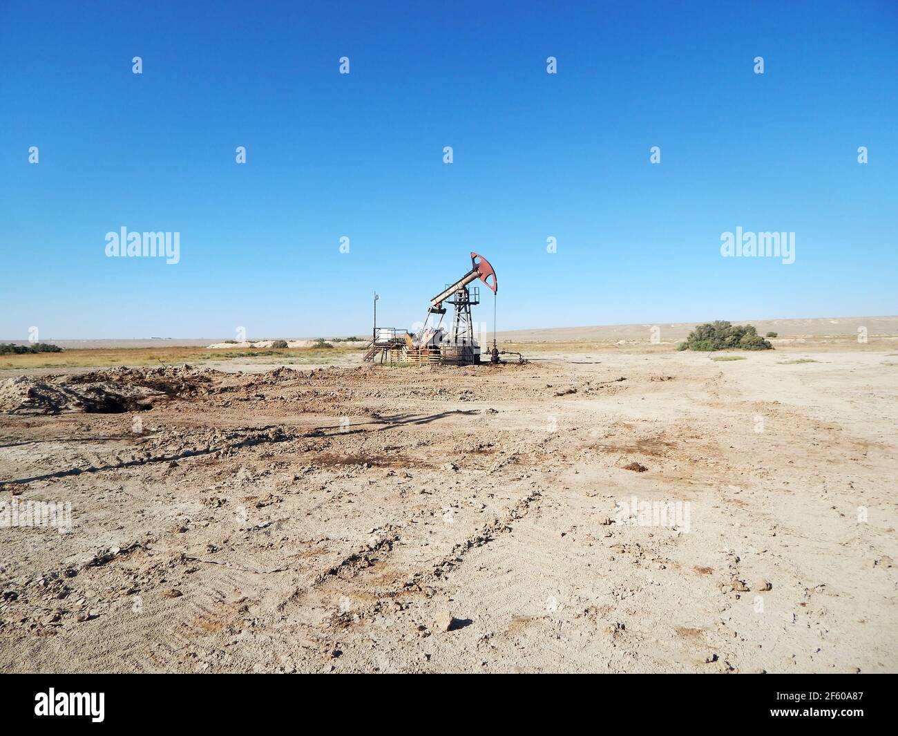 Ancien fauteuil à bascule à huile. Champ de pétrole dans la région de Mangislau. Kazakhstan. 17 août. 2019 ans. Banque D'Images