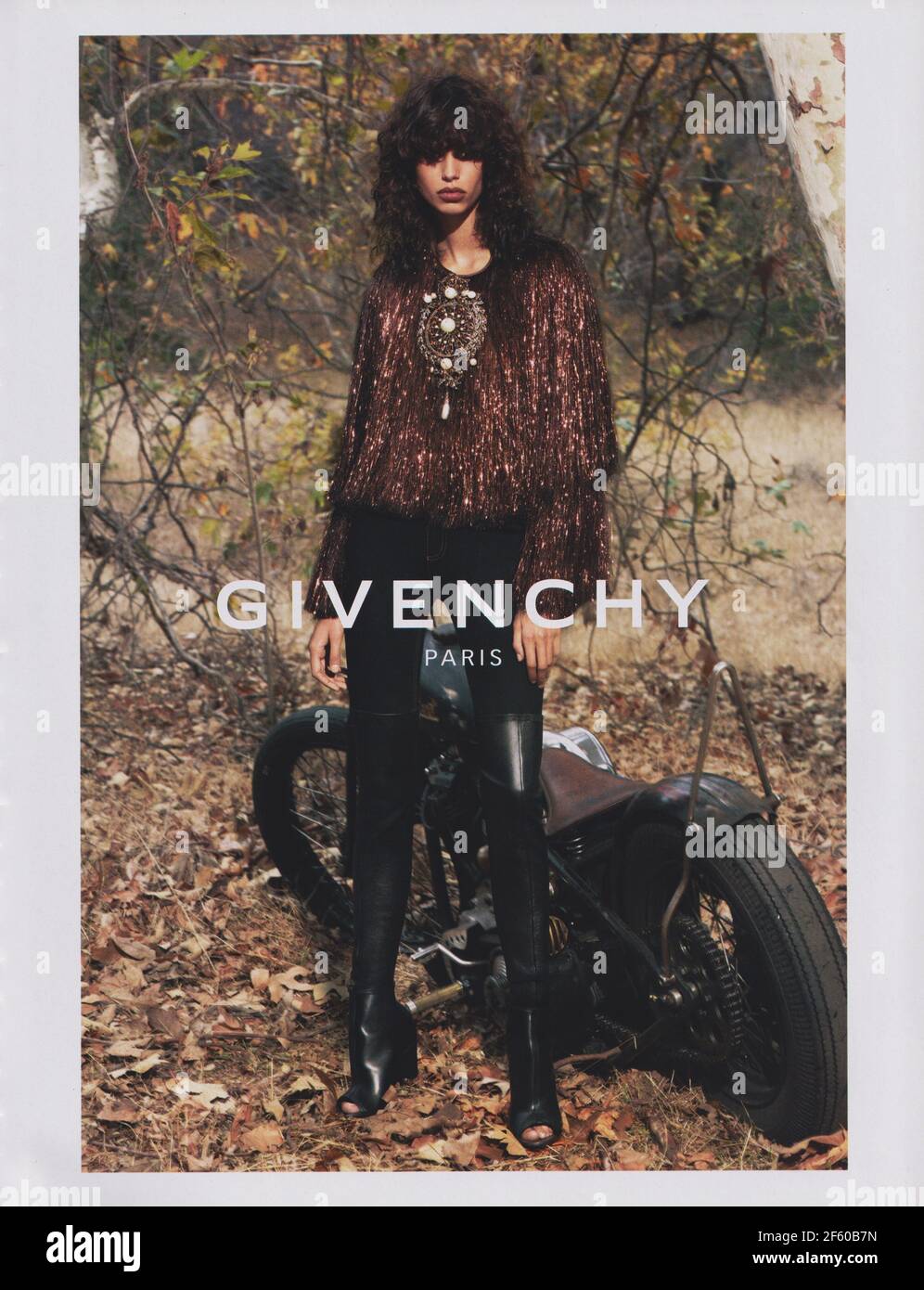 Affiche publicitaire Maison de mode Givenchy dans le magazine papier de 2015 ans, publicité, publicité créative Givenchy de 2010 Banque D'Images
