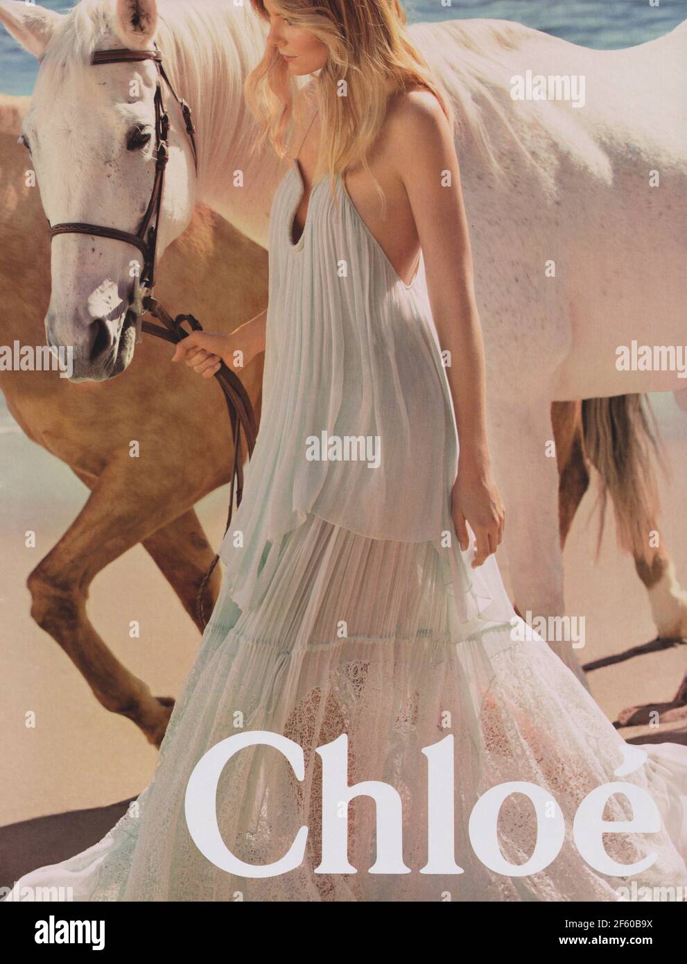 Affiche publicitaire de la maison de couture Chloé dans le magazine papier  de l'année 2015, une publicité, une publicité à partir d'Chloe créatifs  2010s Photo Stock - Alamy