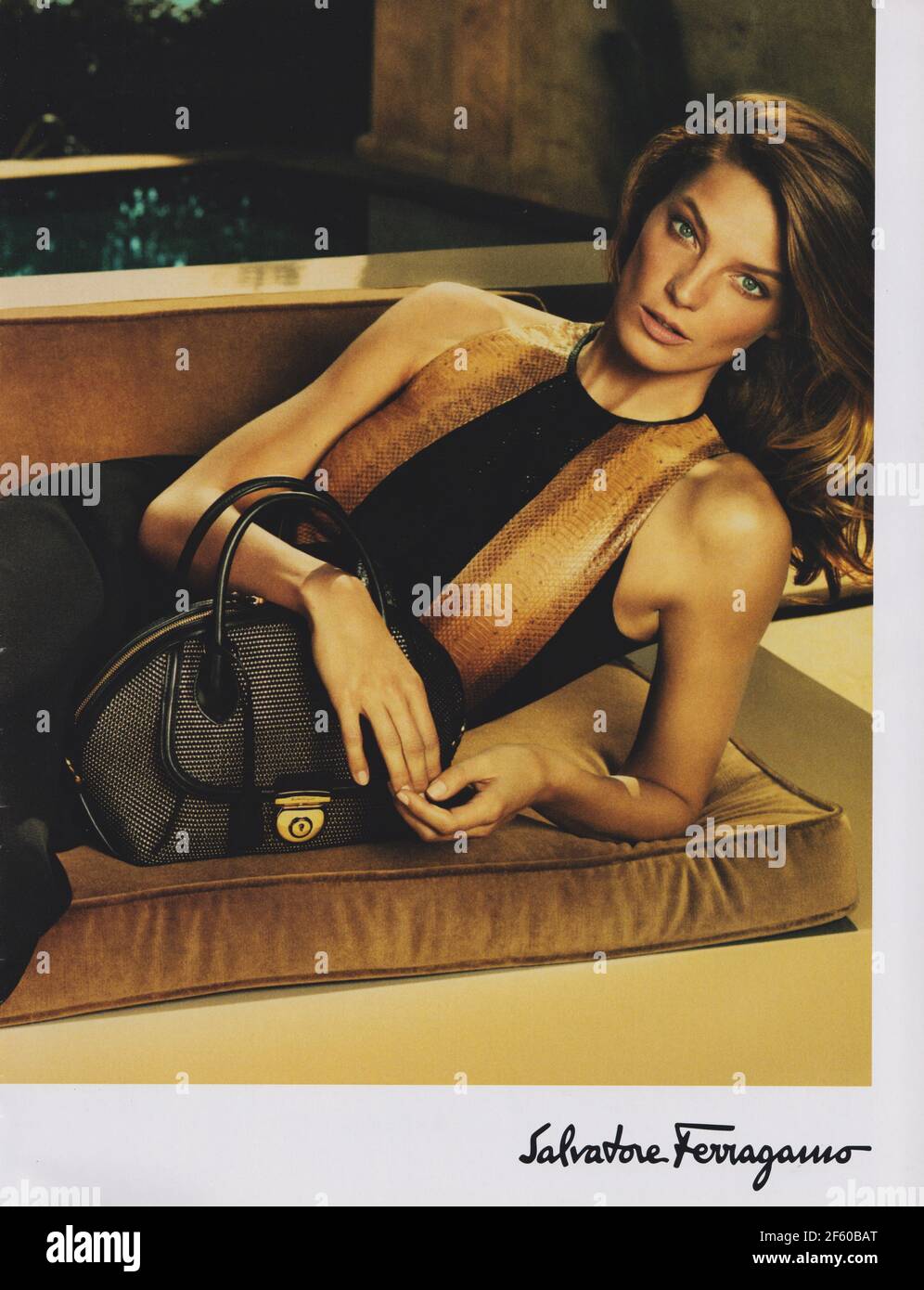 Affiche publicitaire Salvatore Ferragamo maison de mode avec Daria Werbowy dans le magazine papier de 2015, publicité, publicité créative 2010 Banque D'Images