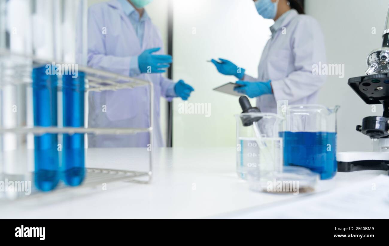Équipe de chercheurs en recherche médicale ou chercheur en blouse de laboratoire Tester leur expérimental dans un laboratoire moderne Banque D'Images