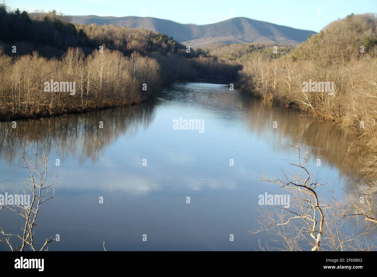 James River traversant la Virginie, États-Unis. Paysage d'hiver. Banque D'Images