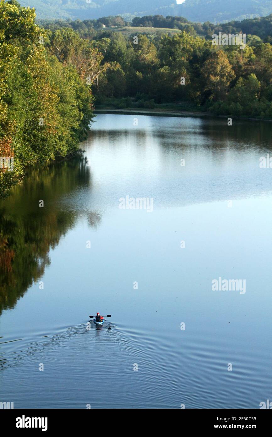 Paysage d'automne avec James River qui coule à travers la Virginie, États-Unis. Homme surfant sur un kayak. Banque D'Images