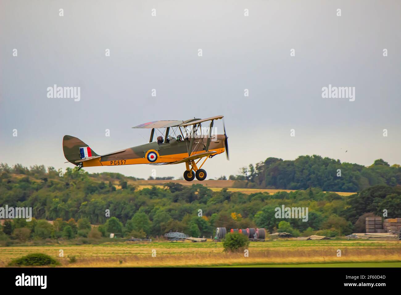 Décollage de Tiger Moth lors d'un spectacle aérien Banque D'Images