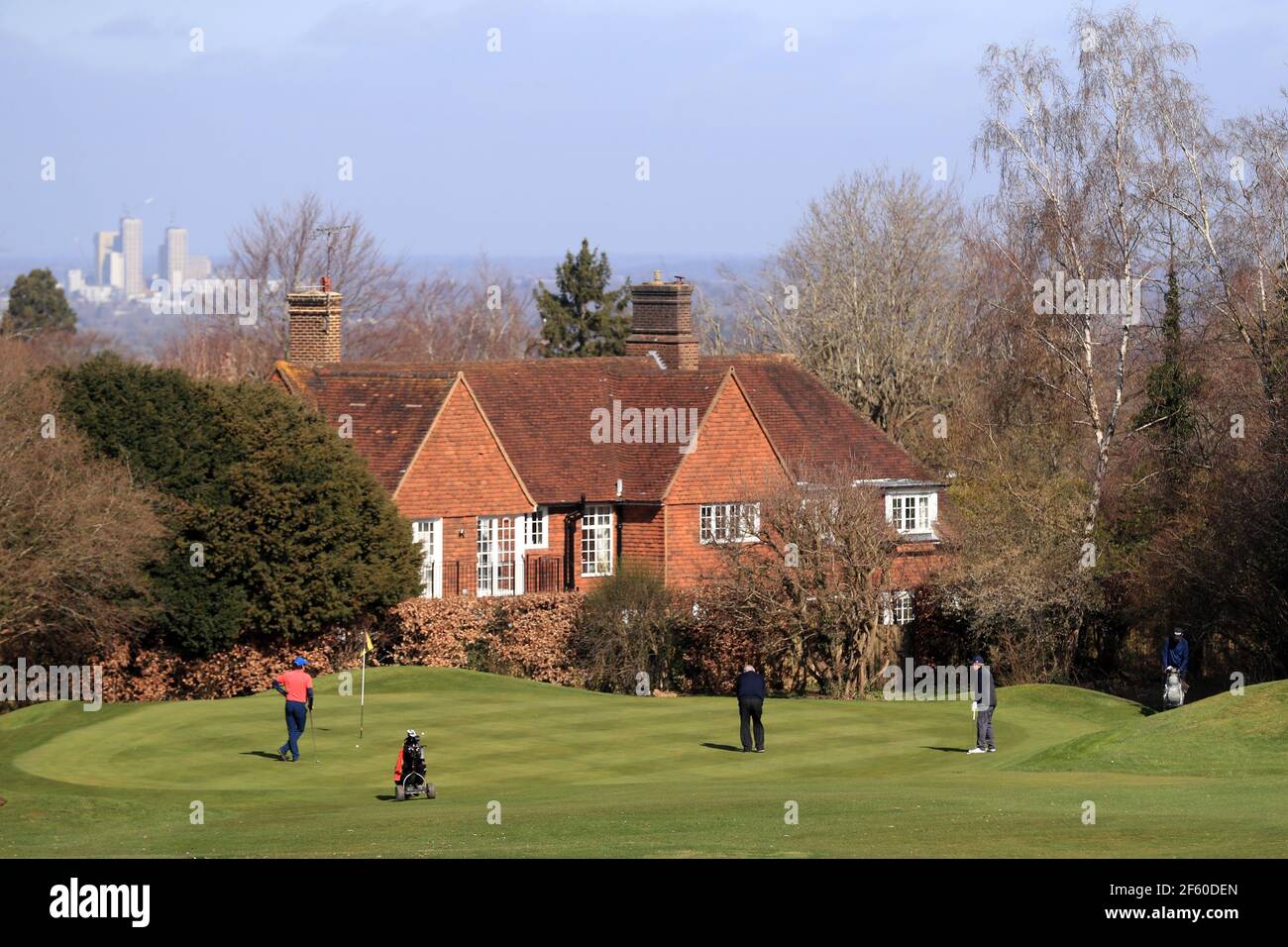 Les golfeurs socialement éloignés du Club de golf de Guildford après l'assouplissement du verrouillage de l'Angleterre pour permettre une plus grande liberté en plein air. Date de la photo: Lundi 29 mars 2021. Banque D'Images