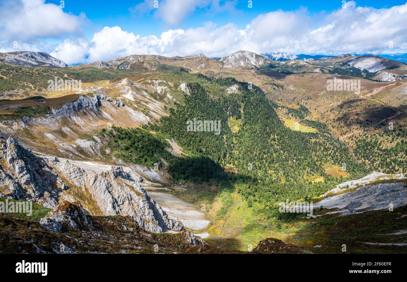 Panorama des montagnes de la vallée de la Lune Bleue pris du sommet de Shika À Shangri-la Yunnan en Chine Banque D'Images