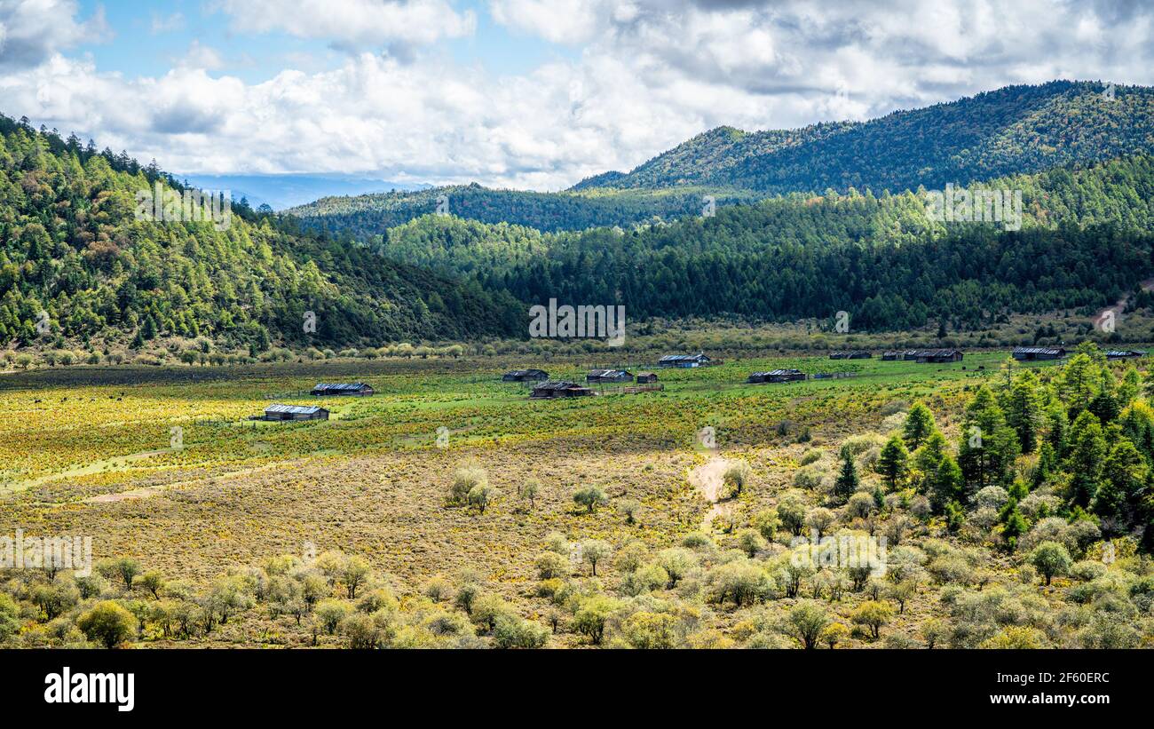 Vue sur la vallée de la Lune bleue avec pâturage et ranch Yak Shangri-la Yunnan Chine Banque D'Images