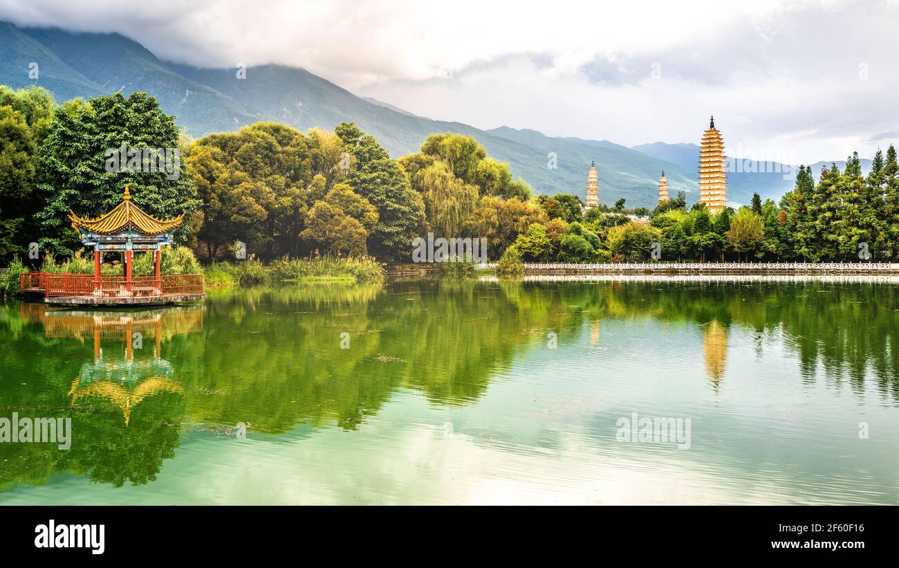 Panorama pittoresque de l'étang du parc de réflexion avec les trois pagodes Et les montagnes Cangshan en arrière-plan avec une lumière spectaculaire à Dali Yunnan Chine Banque D'Images