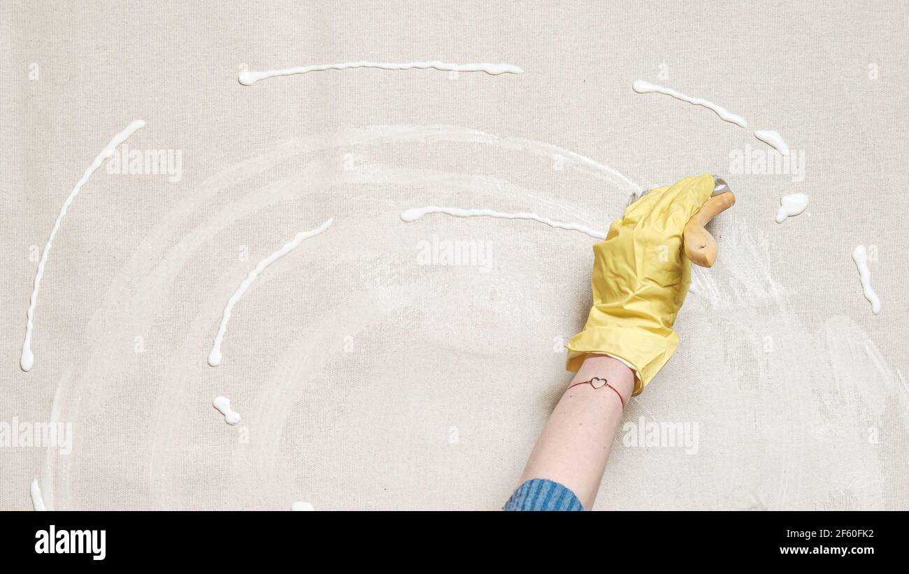 Appliquer de la colle blanche sur le tissu de coton à l'aide d'une brosse Banque D'Images