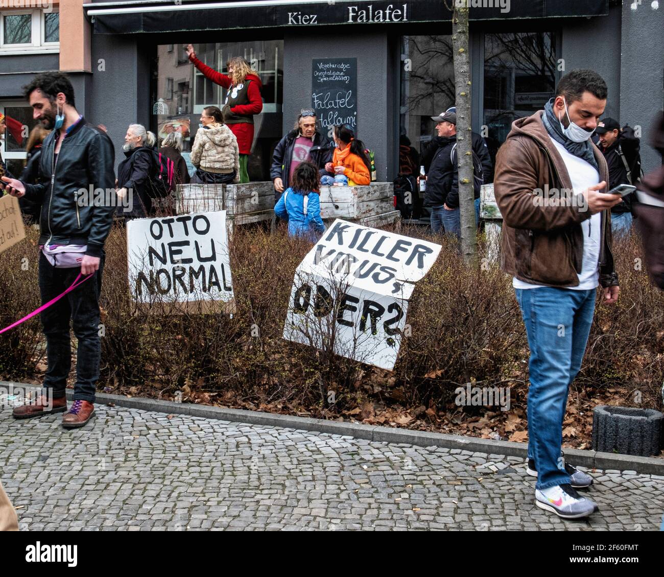 Berlin, Allemagne, 28 mars 2021. Les gens se rassemblent près de Rosa-Luxemburg-Platz à Mitte-Berlin pour protester contre les restrictions de Corona et les règles d'écluse Banque D'Images