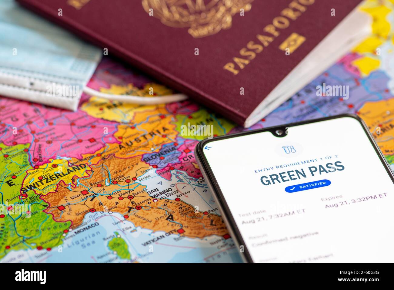 Passe verte. L'Union européenne établit un plan de passage pour les virus afin de permettre un voyage gratuit. Certificat de vaccin Covid ou coronavirus ou application de passeport avec passeport, masque Banque D'Images